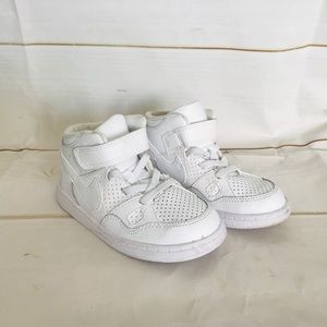 TODDLER WHITE NIKE SNEAKERS